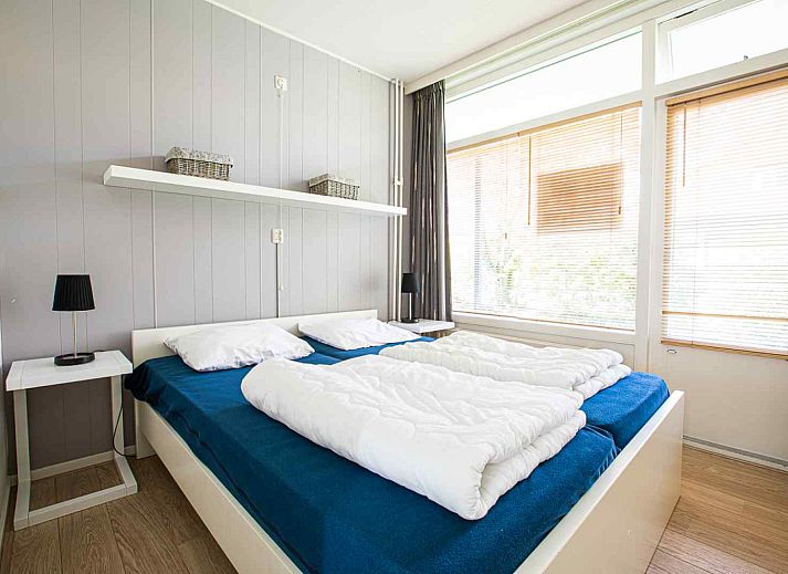 Gemuetliches Wohnzimmer des Ferienhauses ZE069 in Oostkapelle mit modernen Moebeln und Essecke.