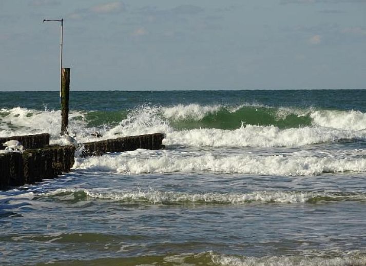 Gemuetliches Wohnzimmer des Ferienhauses ZE069 in Oostkapelle mit modernen Moebeln und Essecke.