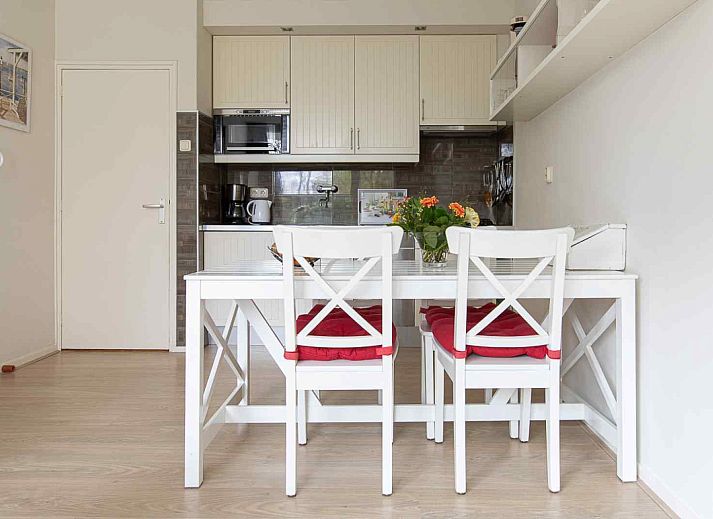 Gemuetliches Wohnzimmer des Ferienhauses ZE069 in Oostkapelle mit modernen Moebeln und Essecke.