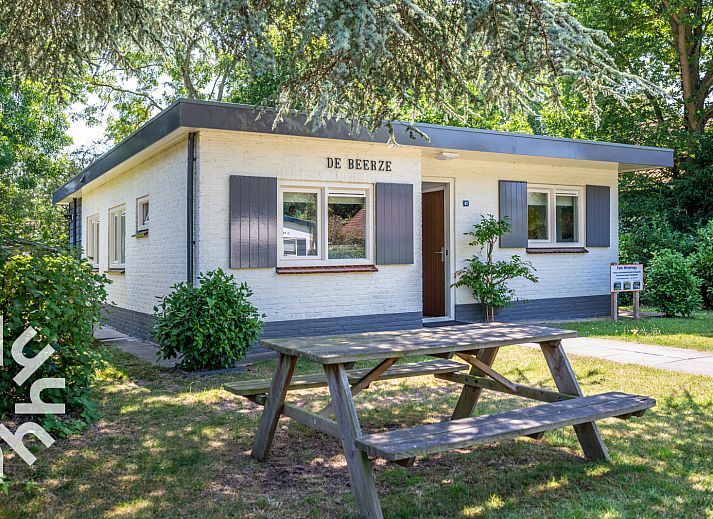 ZE073 vakantiehuis in Oostkapelle, Walcheren, omgeven door groene natuur.
