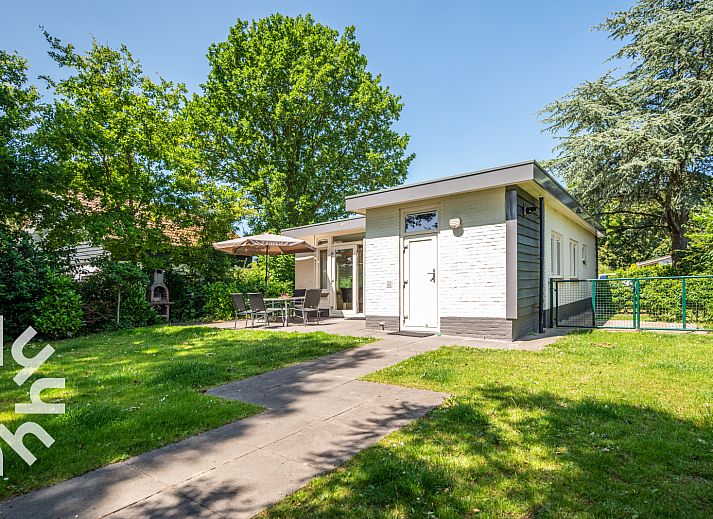 ZE073 vakantiehuis in Oostkapelle, Walcheren, omgeven door groene natuur.