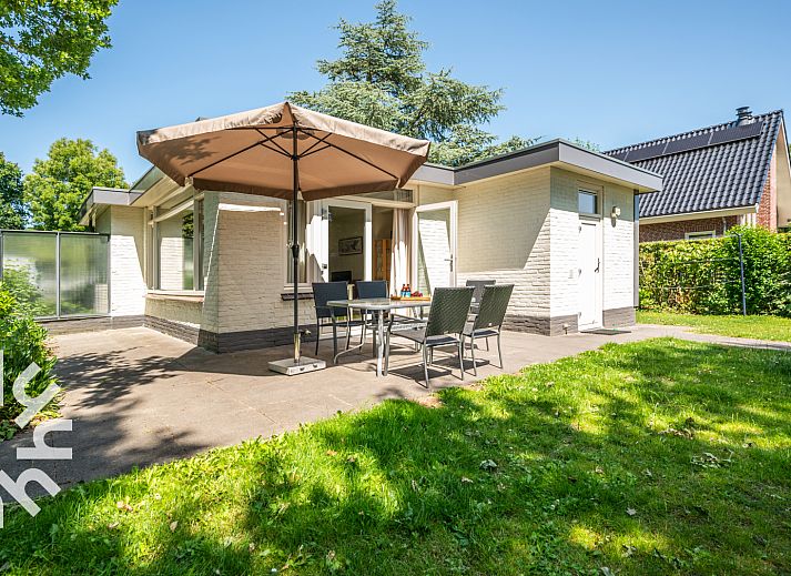 Moderne badkamer met douche in ZE073 vakantiehuis, Oostkapelle, Walcheren.