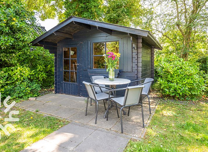 Tuin met tuinhuis bij ZE073 vakantiehuis in Oostkapelle, Walcheren, Zeeland.