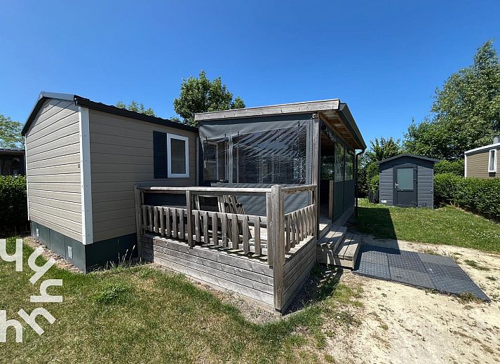 Vakantiehuis ZE1680 in Oostkapelle, Walcheren met zonnige veranda en groene omgeving in Zeeland.