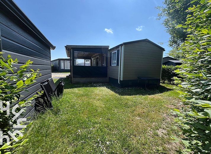 Moderne badkamer in vakantiehuis ZE1680, Oostkapelle, Walcheren, Zeeland met strakke afwerking en natuurlijk licht.