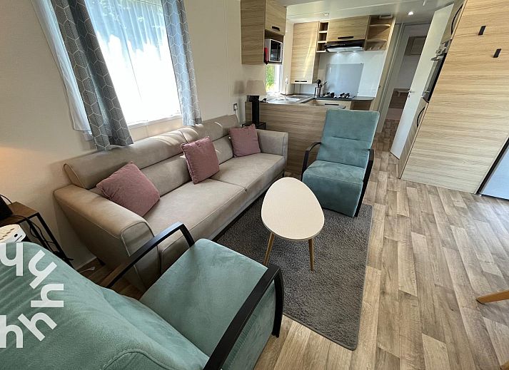 Moderne badkamer in vakantiehuis ZE1680, Oostkapelle, Walcheren, Zeeland met strakke afwerking en natuurlijk licht.