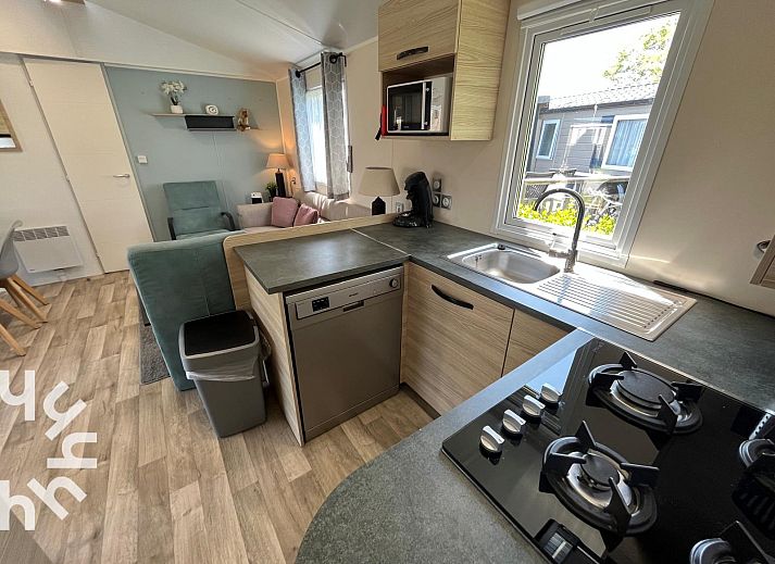 Moderne badkamer in vakantiehuis ZE1680, Oostkapelle, Walcheren, Zeeland met strakke afwerking en natuurlijk licht.