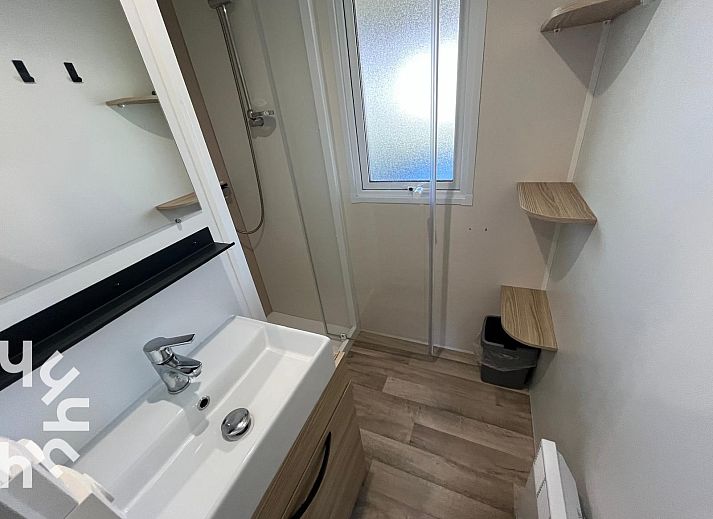 Moderne badkamer in vakantiehuis ZE1680, Oostkapelle, Walcheren, Zeeland met strakke afwerking en natuurlijk licht.