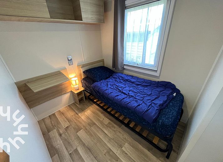 Gezellige slaapkamer in vakantiehuis ZE1680 in Oostkapelle, Walcheren, Zeeland, met comfortabele bedden en warme inrichting.