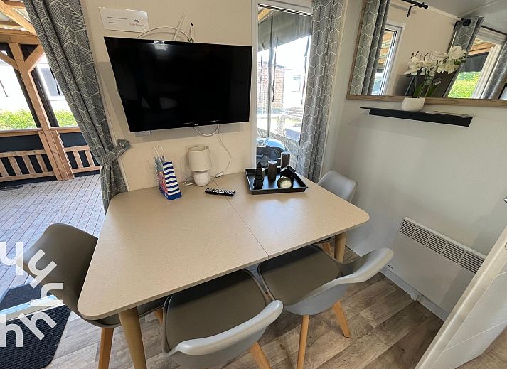 Gezellige slaapkamer in vakantiehuis ZE1680 in Oostkapelle, Walcheren, Zeeland, met comfortabele bedden en warme inrichting.