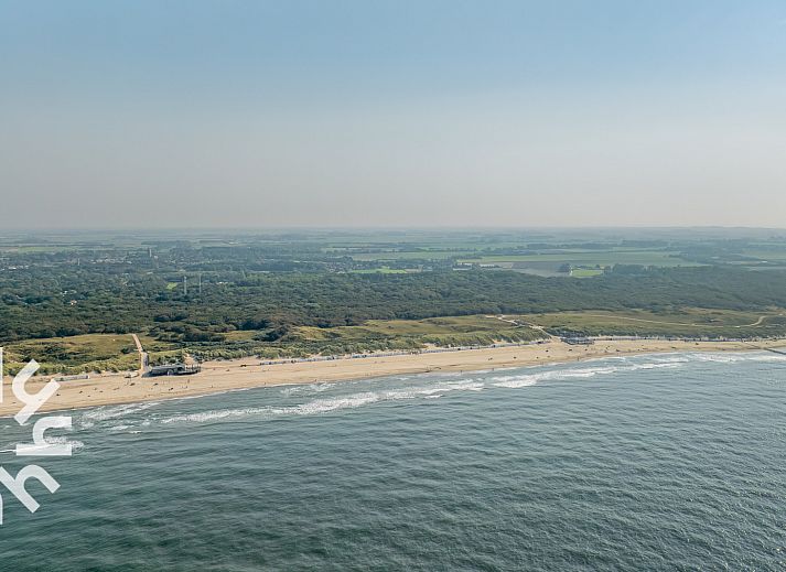 Gezellige slaapkamer in vakantiehuis ZE1680 in Oostkapelle, Walcheren, Zeeland, met comfortabele bedden en warme inrichting.