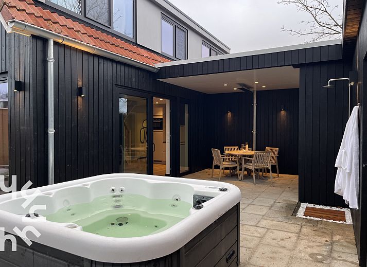 Entspannen Sie sich im luxurioesen Whirlpool des Ferienhauses ZE1681, das im malerischen Oostkapelle in Walcheren, Zeeland, liegt.