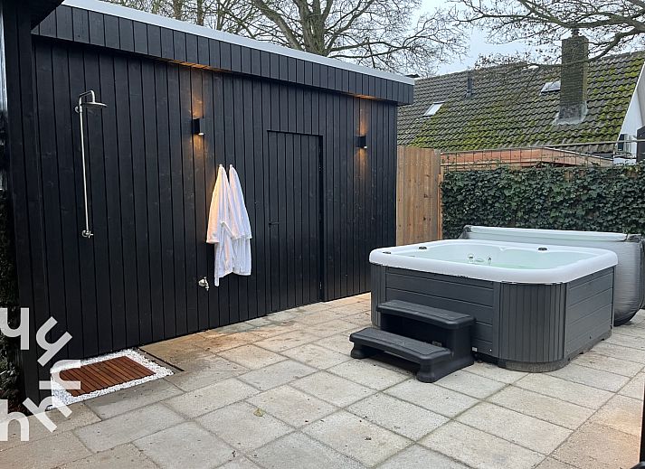 Entspannen Sie sich im luxurioesen Whirlpool des Ferienhauses ZE1681, das im malerischen Oostkapelle in Walcheren, Zeeland, liegt.