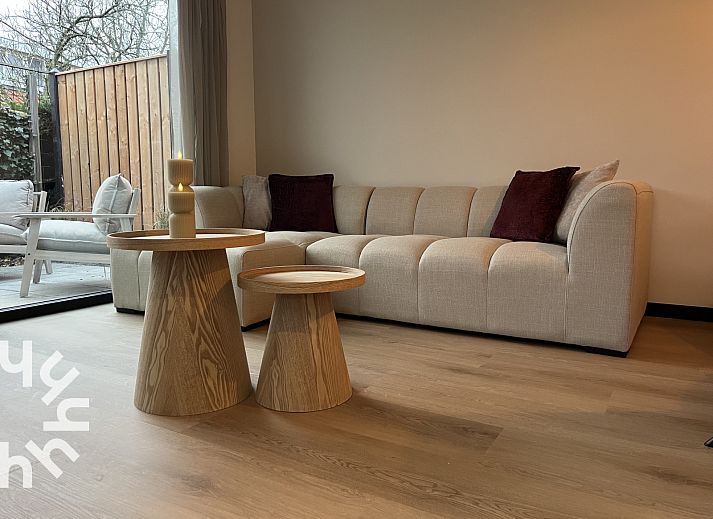 Geniessen Sie den Strand im Ferienhaus ZE1681 in Oostkapelle, Walcheren, Zeeland, mit farbenfrohen Strandhaeusern und einem klaren blauen Himmel.