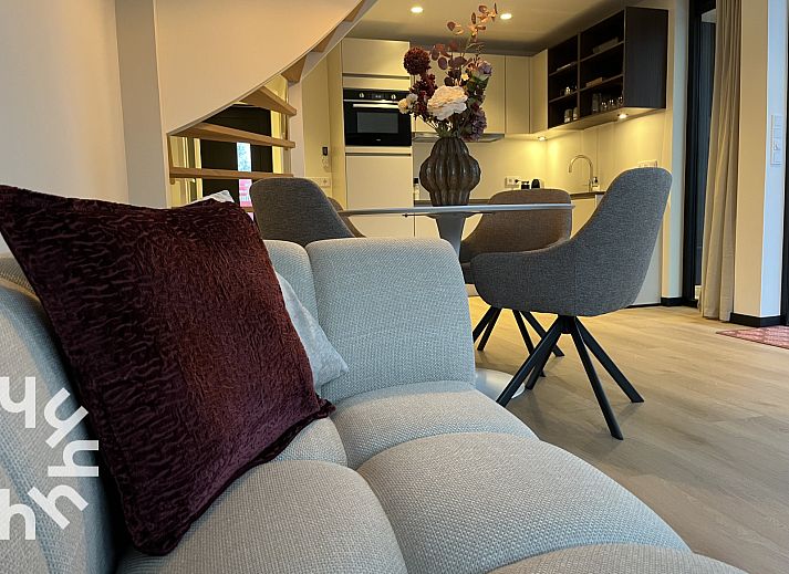 Geniessen Sie den Strand im Ferienhaus ZE1681 in Oostkapelle, Walcheren, Zeeland, mit farbenfrohen Strandhaeusern und einem klaren blauen Himmel.