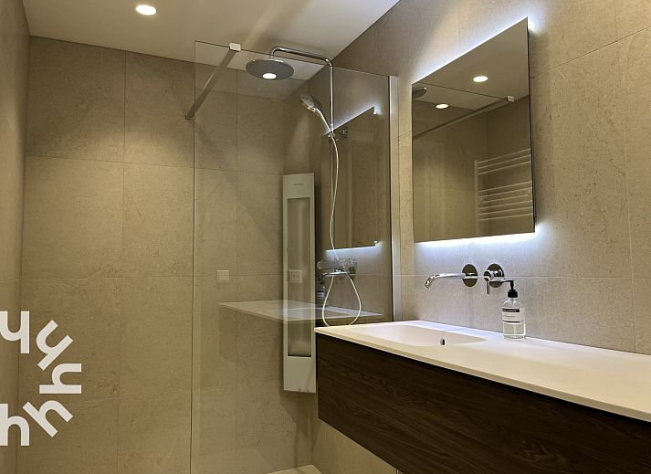 Geniessen Sie den Strand im Ferienhaus ZE1681 in Oostkapelle, Walcheren, Zeeland, mit farbenfrohen Strandhaeusern und einem klaren blauen Himmel.