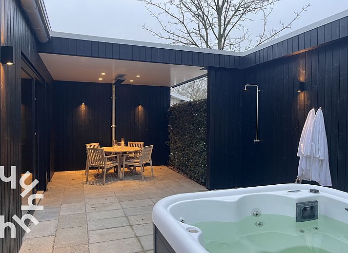 Entdecken Sie die natuerliche Umgebung des Ferienhauses ZE1681 in Oostkapelle, Walcheren, mit grasenden Hirschen in der gruenen Landschaft Zeelands.