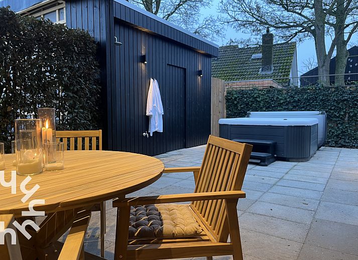 Entspannen Sie sich im luxurioesen Aussenbereich des Ferienhauses ZE1681 in Oostkapelle, Walcheren, Zeeland, mit Jacuzzi und gemuetlicher ueberdachter Terrasse.