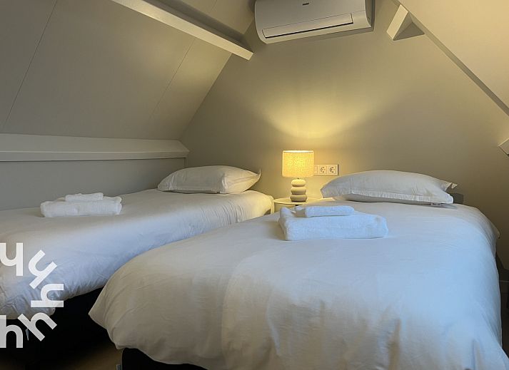 Entspannen Sie sich im luxurioesen Aussenbereich des Ferienhauses ZE1681 in Oostkapelle, Walcheren, Zeeland, mit Jacuzzi und gemuetlicher ueberdachter Terrasse.