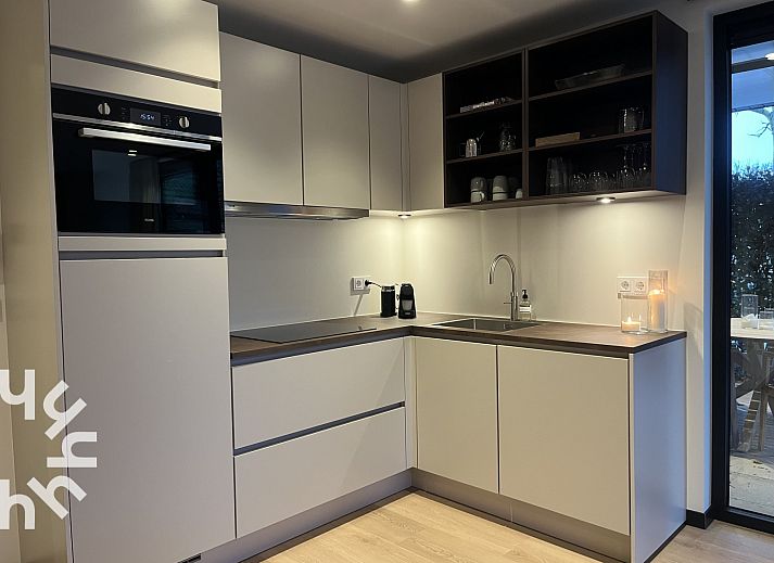 Entspannen Sie sich im luxurioesen Aussenbereich des Ferienhauses ZE1681 in Oostkapelle, Walcheren, Zeeland, mit Jacuzzi und gemuetlicher ueberdachter Terrasse.