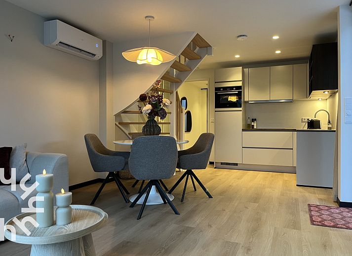 Modernes Interieur des Ferienhauses ZE1681 in Oostkapelle, Walcheren, mit stilvoller Einrichtung und Gartenblick.