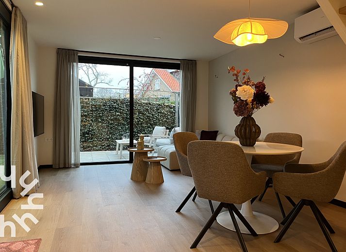 Modernes Interieur des Ferienhauses ZE1681 in Oostkapelle, Walcheren, mit stilvoller Einrichtung und Gartenblick.