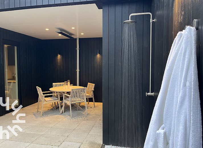 Modernes Interieur des Ferienhauses ZE1681 in Oostkapelle, Walcheren, mit stilvoller Einrichtung und Gartenblick.