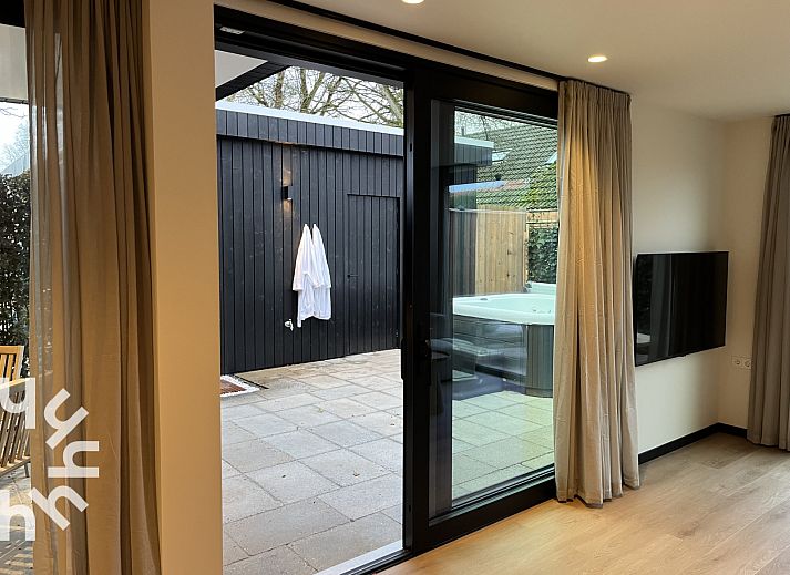 Modernes Interieur des Ferienhauses ZE1681 in Oostkapelle, Walcheren, mit stilvoller Einrichtung und Gartenblick.