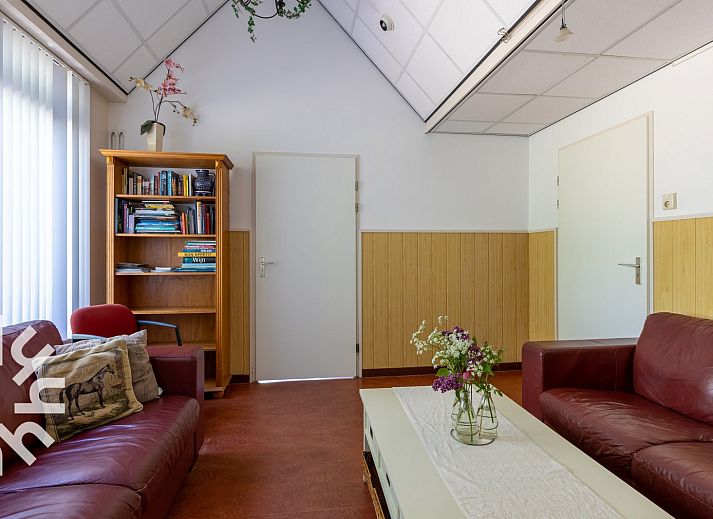 Vakantiehuis ZE187 in Oostkapelle, Zeeland met charmante voorgevel en landelijke omgeving.