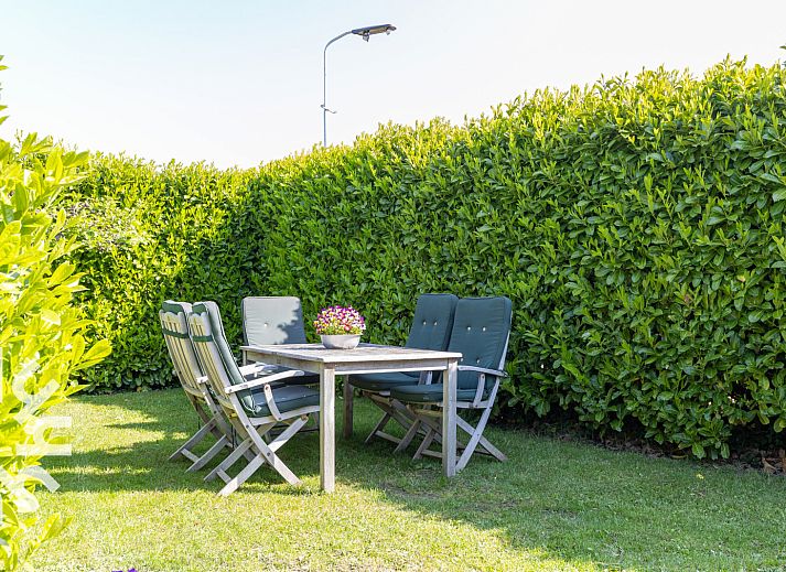 Vakantiehuis ZE187 in Oostkapelle, Zeeland met charmante voorgevel en landelijke omgeving.
