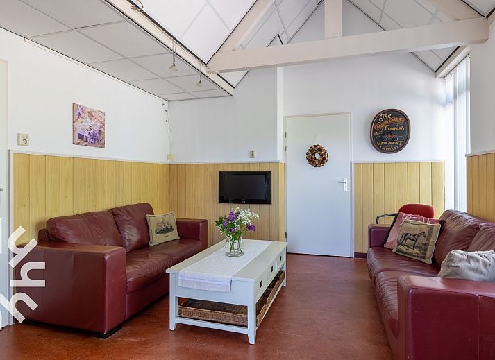 Gezellige woonkamer in vakantiehuis ZE187, Oostkapelle, Walcheren met comfortabele zitplaatsen.