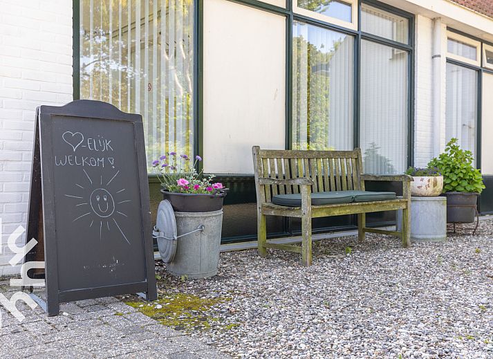 Gezellige woonkamer in vakantiehuis ZE187, Oostkapelle, Walcheren met comfortabele zitplaatsen.