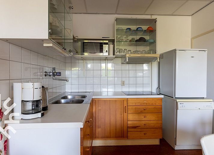 Welkomstbord en zitbankje bij vakantiehuis ZE187 in Oostkapelle, Walcheren, Zeeland.