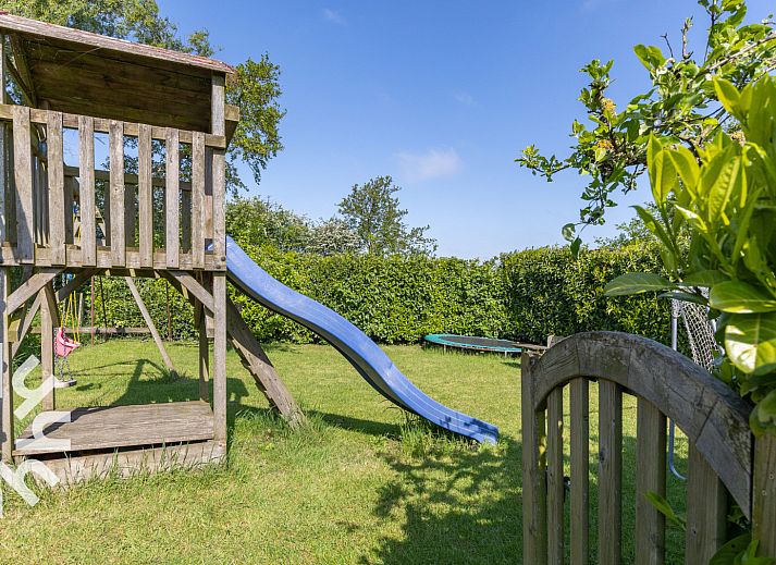 Welkomstbord en zitbankje bij vakantiehuis ZE187 in Oostkapelle, Walcheren, Zeeland.
