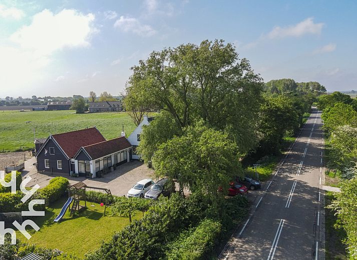 Welkomstbord en zitbankje bij vakantiehuis ZE187 in Oostkapelle, Walcheren, Zeeland.