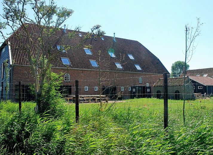 Hoeve Plantlust in Oostkapelle, een vakantiehuis op Walcheren met rieten dak en landelijke omgeving.