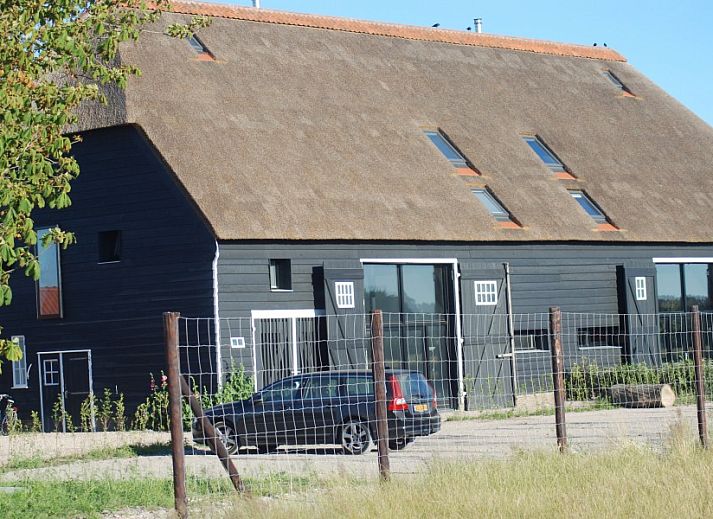 Hoeve Plantlust in Oostkapelle, een vakantiehuis op Walcheren met rieten dak en landelijke omgeving.