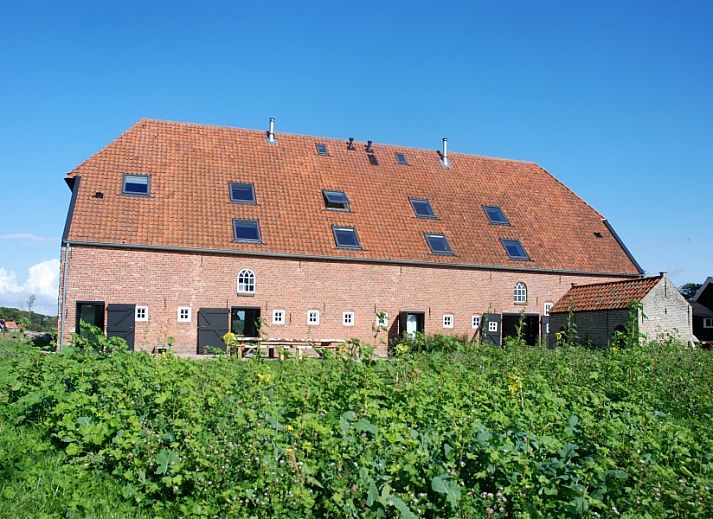 Achterzijde van Hoeve Plantlust in Oostkapelle, vakantieaccommodatie met ruime tuin in Zeeland.