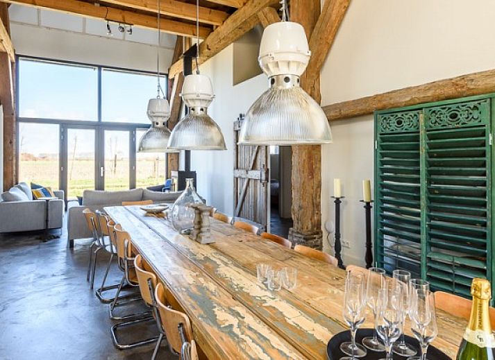 Achterzijde van Hoeve Plantlust in Oostkapelle, vakantieaccommodatie met ruime tuin in Zeeland.