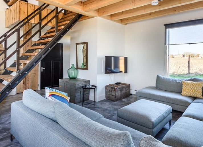 Achterzijde van Hoeve Plantlust in Oostkapelle, vakantieaccommodatie met ruime tuin in Zeeland.