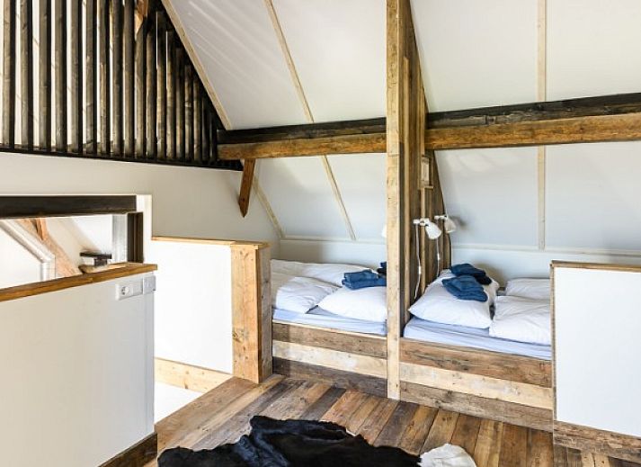 Achterzijde van Hoeve Plantlust in Oostkapelle, vakantieaccommodatie met ruime tuin in Zeeland.