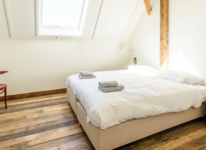 Achterzijde van Hoeve Plantlust in Oostkapelle, vakantieaccommodatie met ruime tuin in Zeeland.