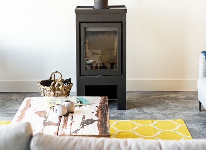 Strand in de buurt van Hoeve Plantlust, Oostkapelle, met houten palen en uitzicht op de zee.