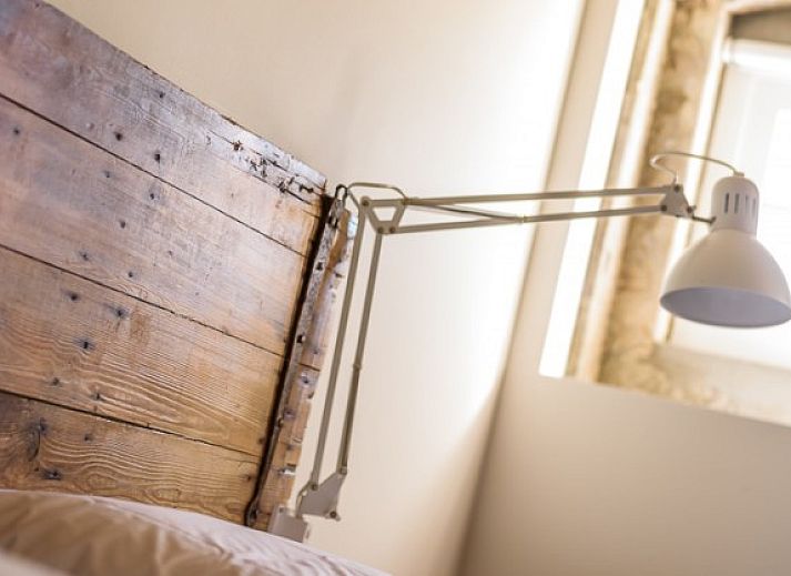 Strand in de buurt van Hoeve Plantlust, Oostkapelle, met houten palen en uitzicht op de zee.