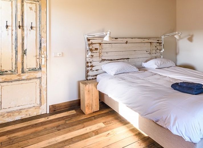 Kleurrijke strandhuisjes bij Hoeve Plantlust in Oostkapelle, Walcheren, ideaal voor een strandvakantie.