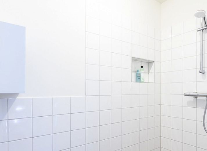 Kleurrijke strandhuisjes bij Hoeve Plantlust in Oostkapelle, Walcheren, ideaal voor een strandvakantie.