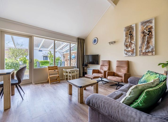 Comfort 4K bungalow in Oostkapelle, Walcheren, Zeeland, met charmant zadeldak en groene omgeving voor een ontspannen vakantie.