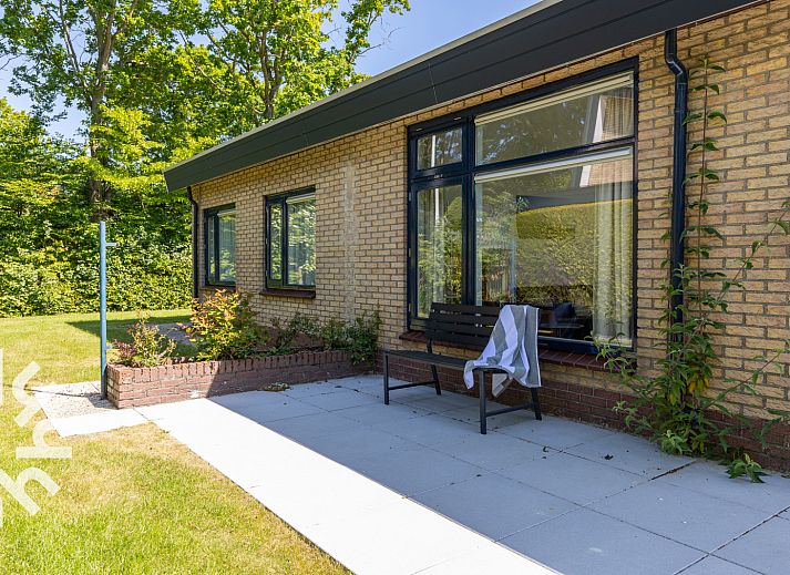 Esszimmer des Ferienhauses ZE624 in Oostkapelle, Walcheren, mit Blick auf den Garten.