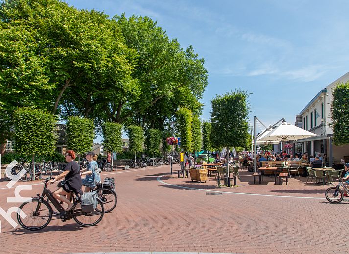 Esszimmer des Ferienhauses ZE624 in Oostkapelle, Walcheren, mit Blick auf den Garten.