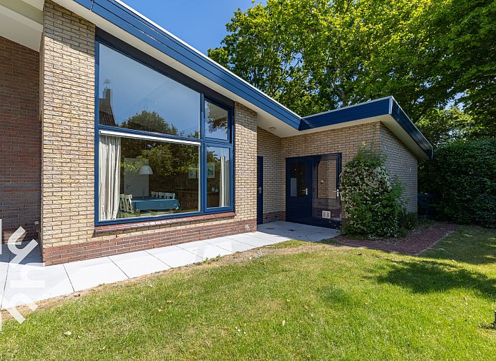 Esszimmer des Ferienhauses ZE624 in Oostkapelle, Walcheren, mit Blick auf den Garten.